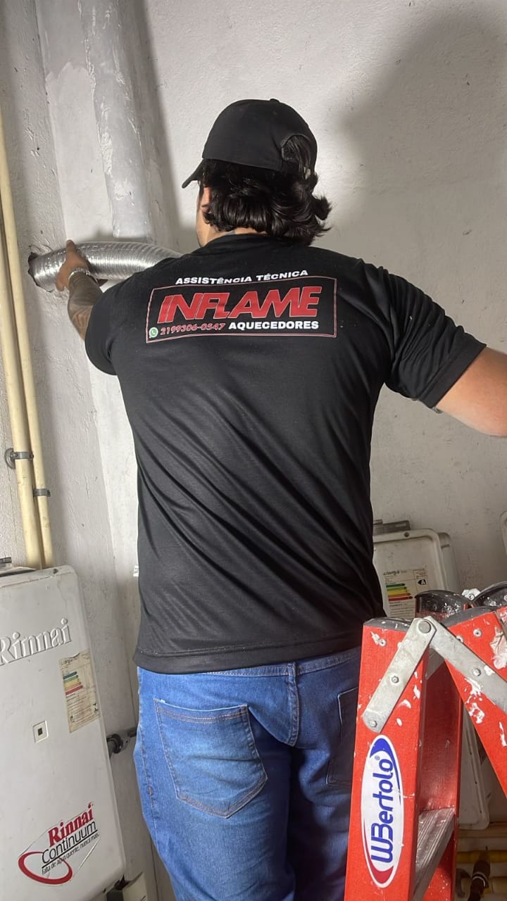 Técnico da Inflame realizando instalação de aquecedor a gás Rinnai em residência — conexões hidráulicas e painel digital